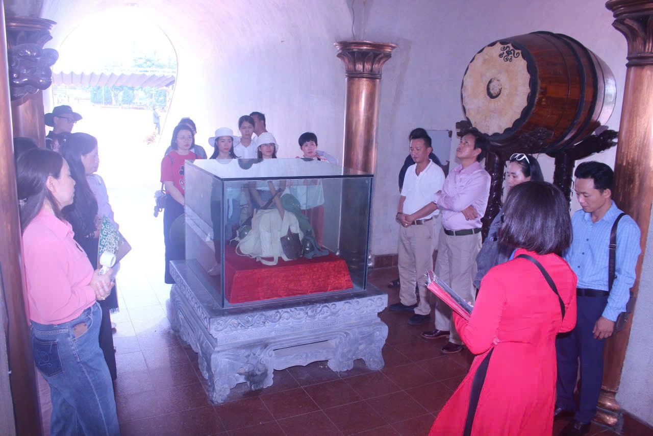 Các thành viên trong đoàn xúc động khi nghe câu chuyện về những hiện vật tại Thành Cổ Quảng Trị. 